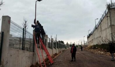 İzmit Belediyesi yolu güneş enerjisi ile aydınlatıyor