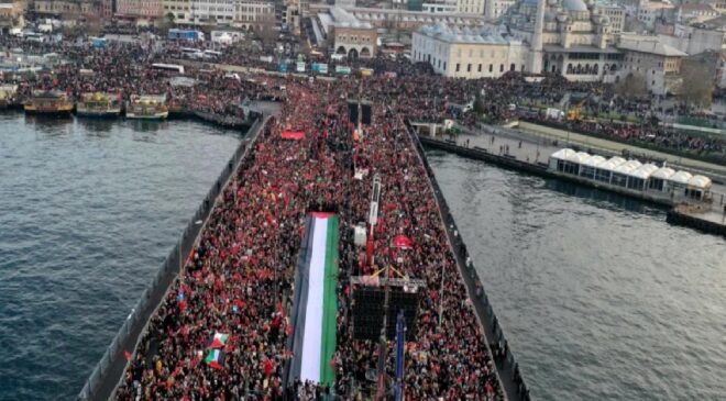 Yılın ilk gününde Galata’dan tarihi mesaj! İşte yürüyüşe katılan kişi sayısı