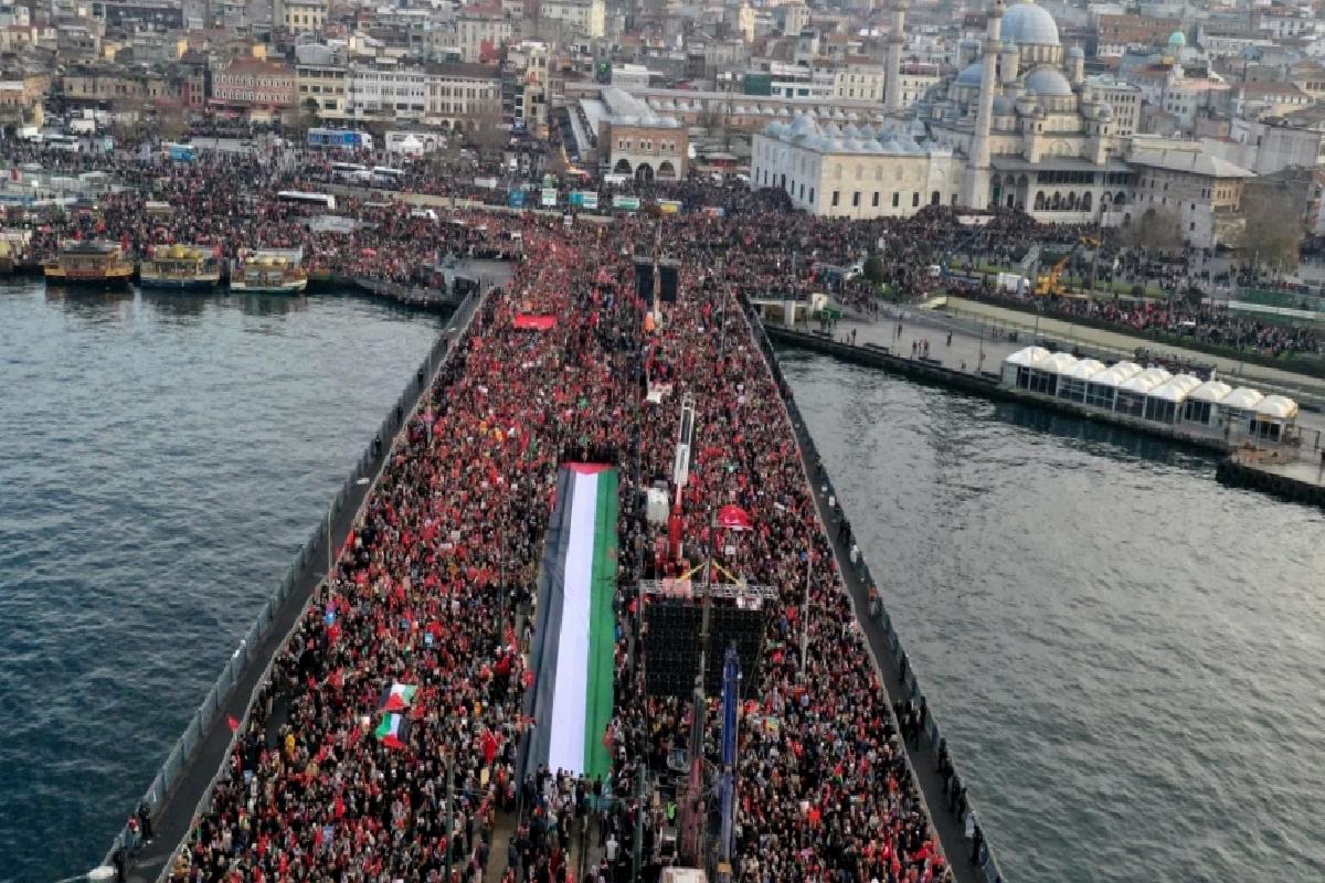 Yılın ilk gününde Galata’dan tarihi mesaj! İşte yürüyüşe katılan kişi sayısı